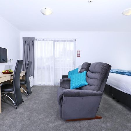 Bks Premier Motel Hamilton Exterior photo A typical studio apartment