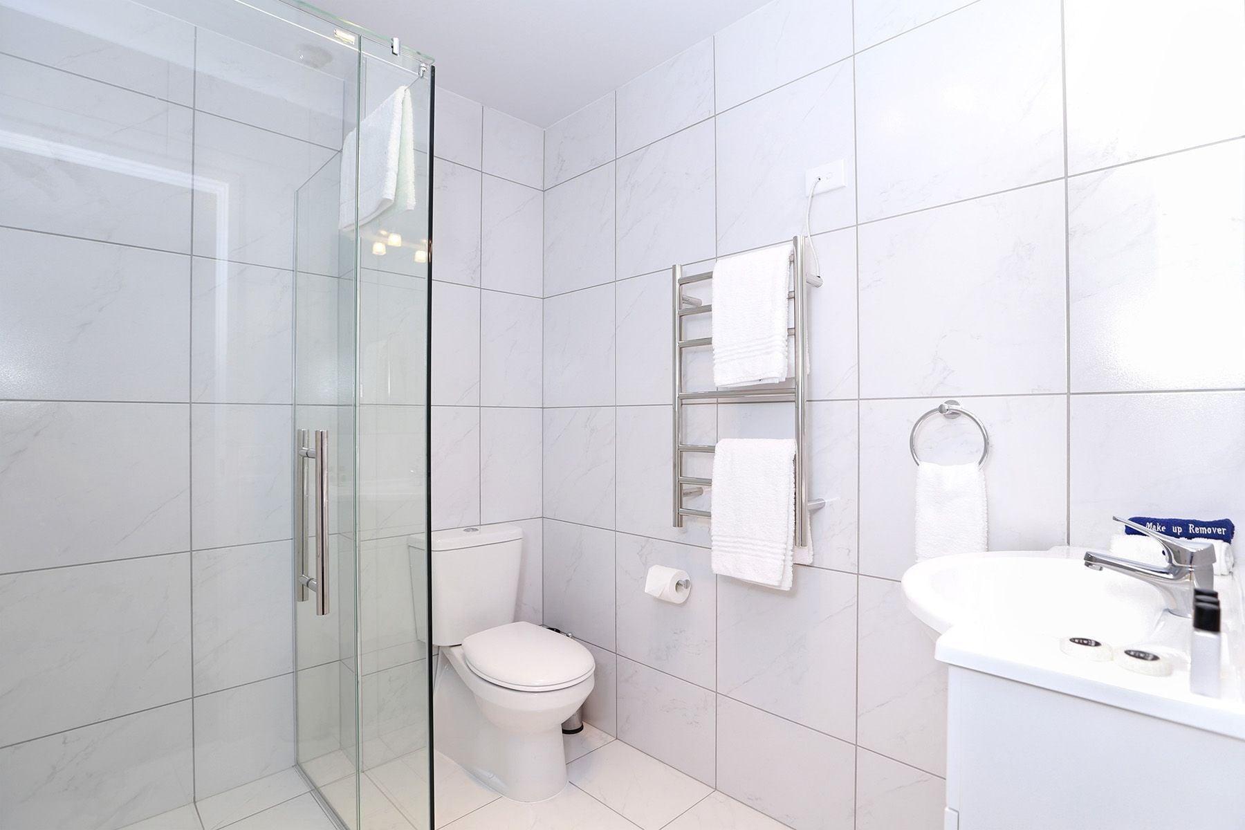 Bks Premier Motel Hamilton Exterior photo A modern bathroom