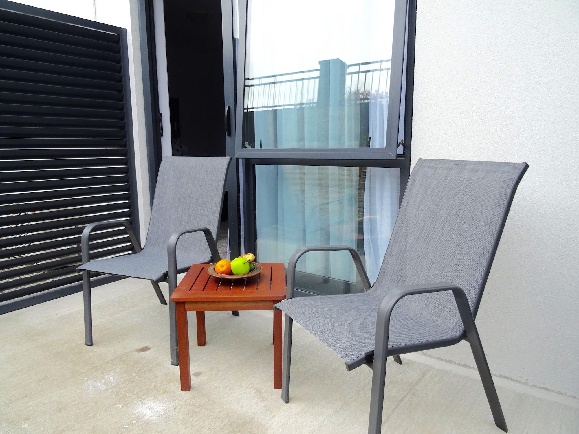 Bks Premier Motel Hamilton Exterior photo A balcony with a table and two chairs