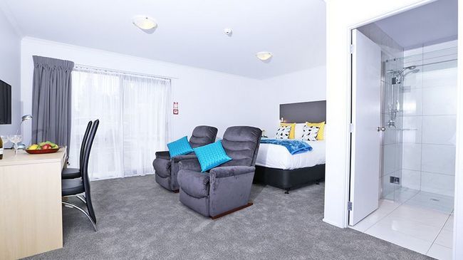 Bks Premier Motel Hamilton Room photo A typical studio apartment