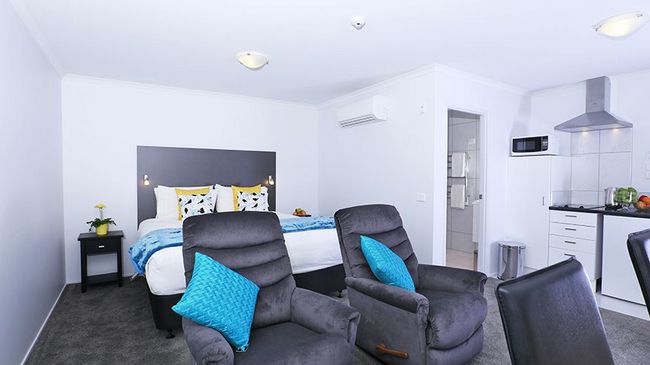 Bks Premier Motel Hamilton Amenities photo A typical studio apartment