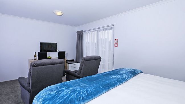 Bks Premier Motel Hamilton Amenities photo A blue bed runner