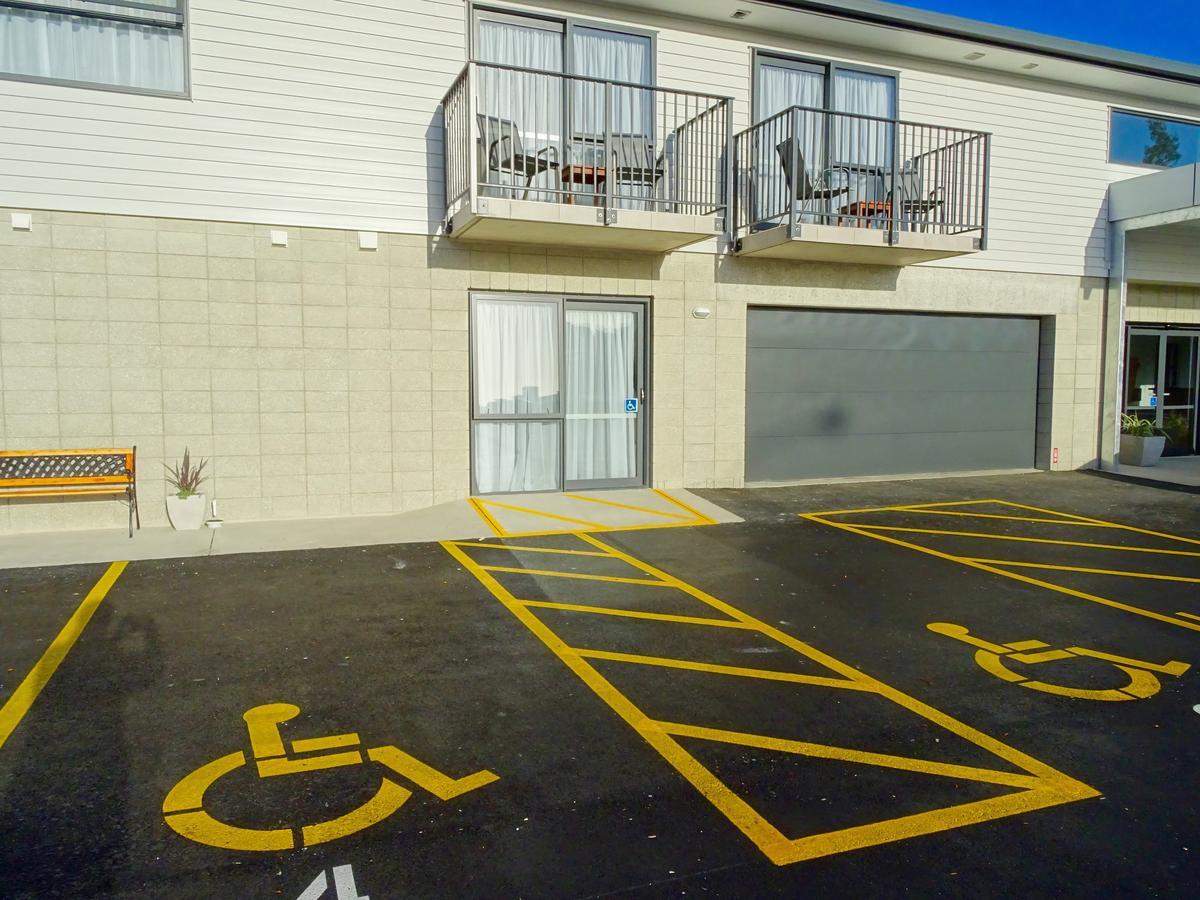 Bks Premier Motel Hamilton Exterior photo Disabled parking spaces