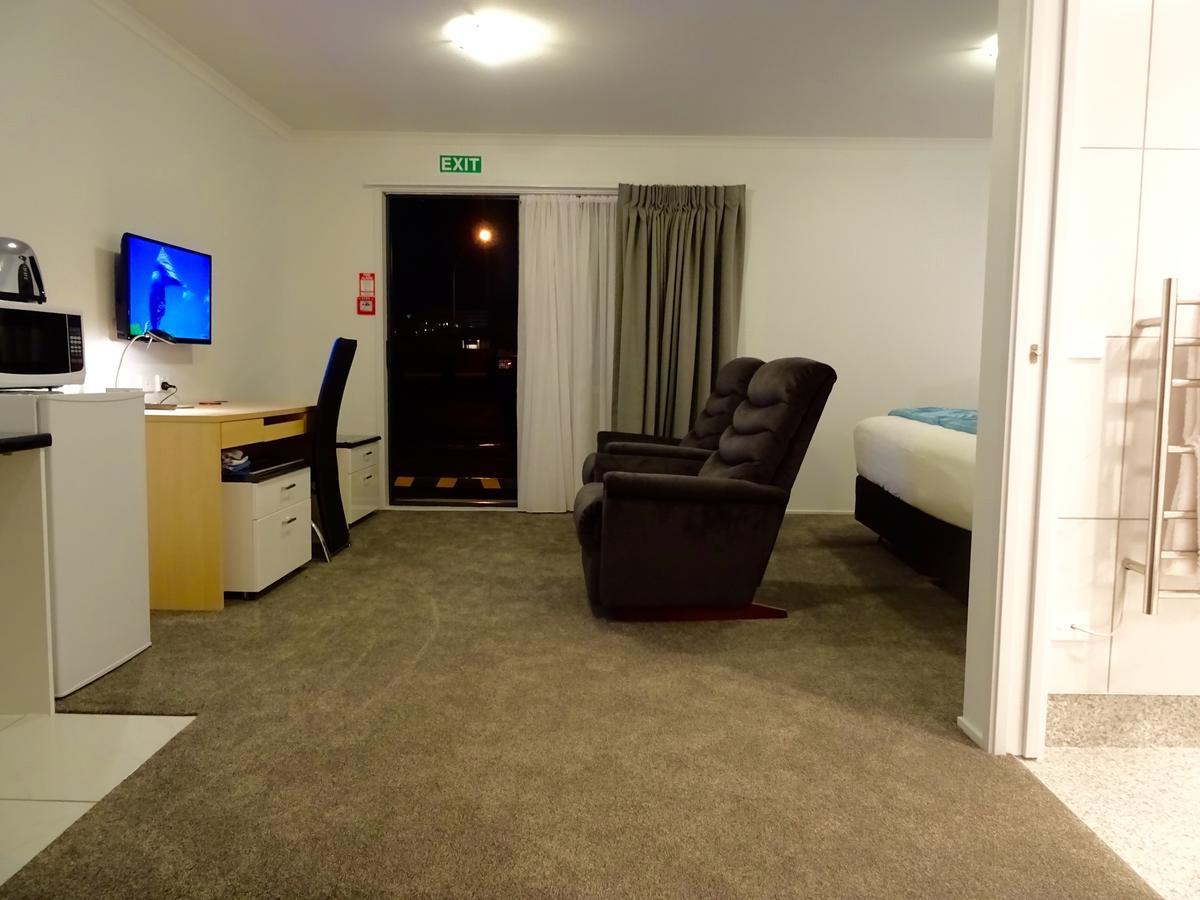 Bks Premier Motel Hamilton Exterior photo A typical studio apartment at the University of Canterbury