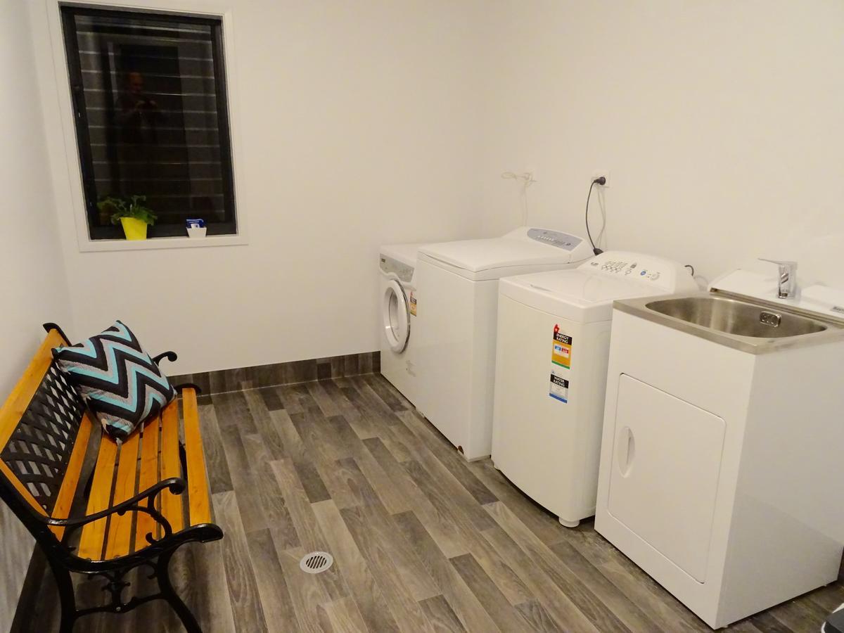 Bks Premier Motel Hamilton Exterior photo Laundry room