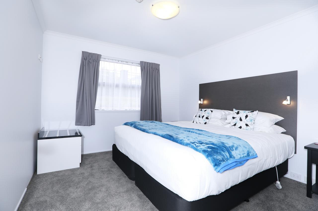 Bks Premier Motel Hamilton Room photo