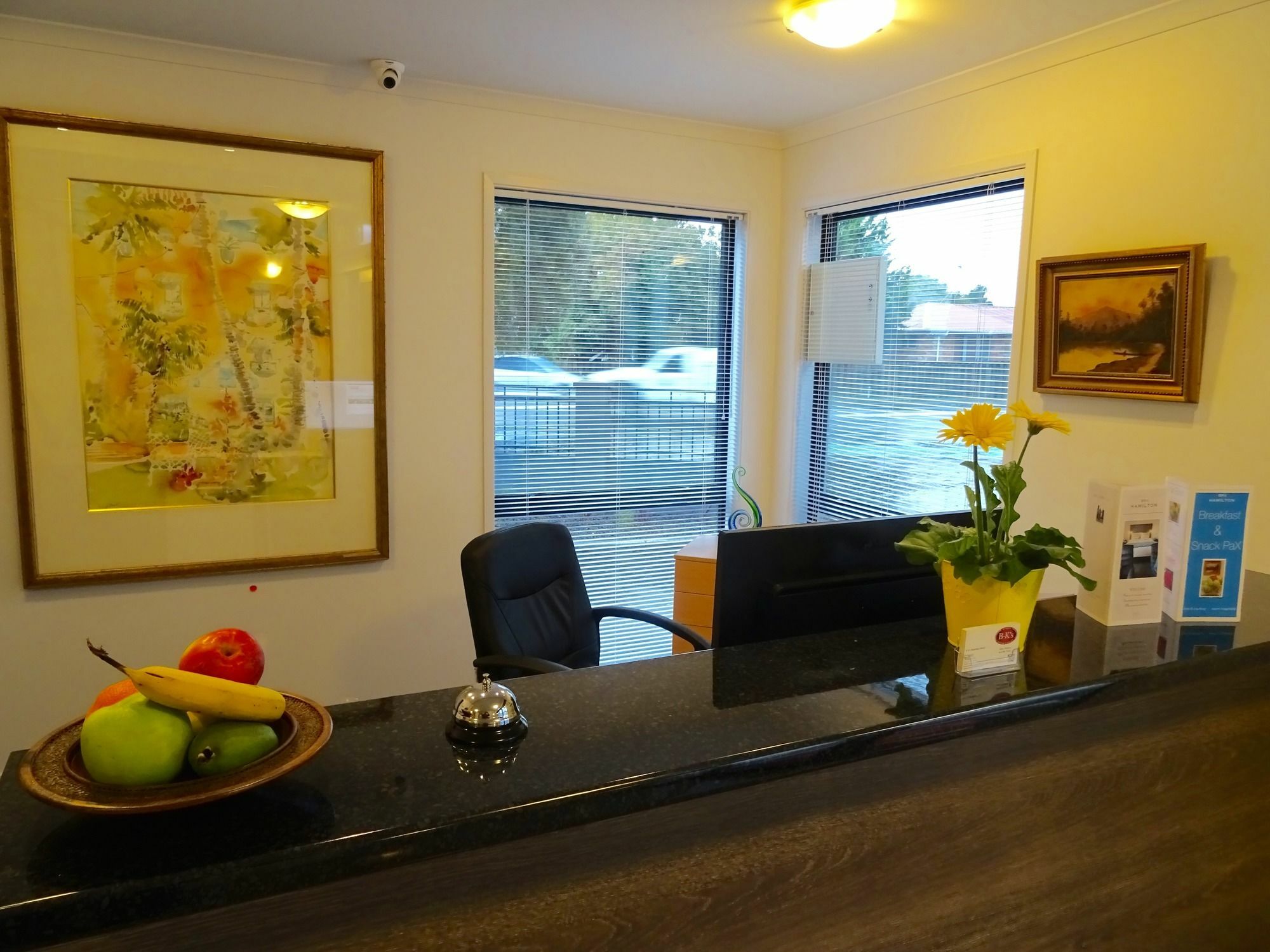 Bks Premier Motel Hamilton Exterior photo Reception desk at a dental practice