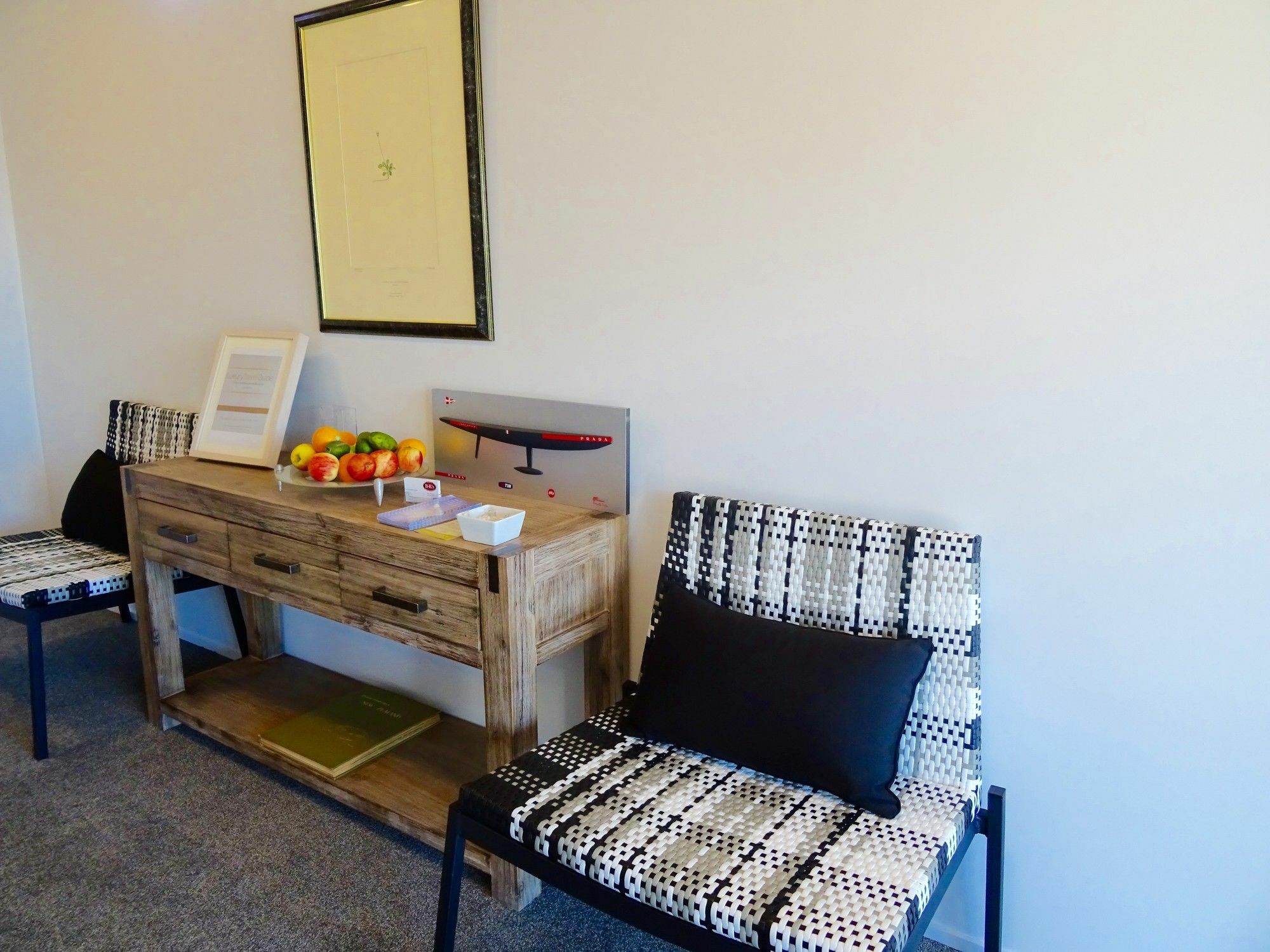 Bks Premier Motel Hamilton Exterior photo A console table