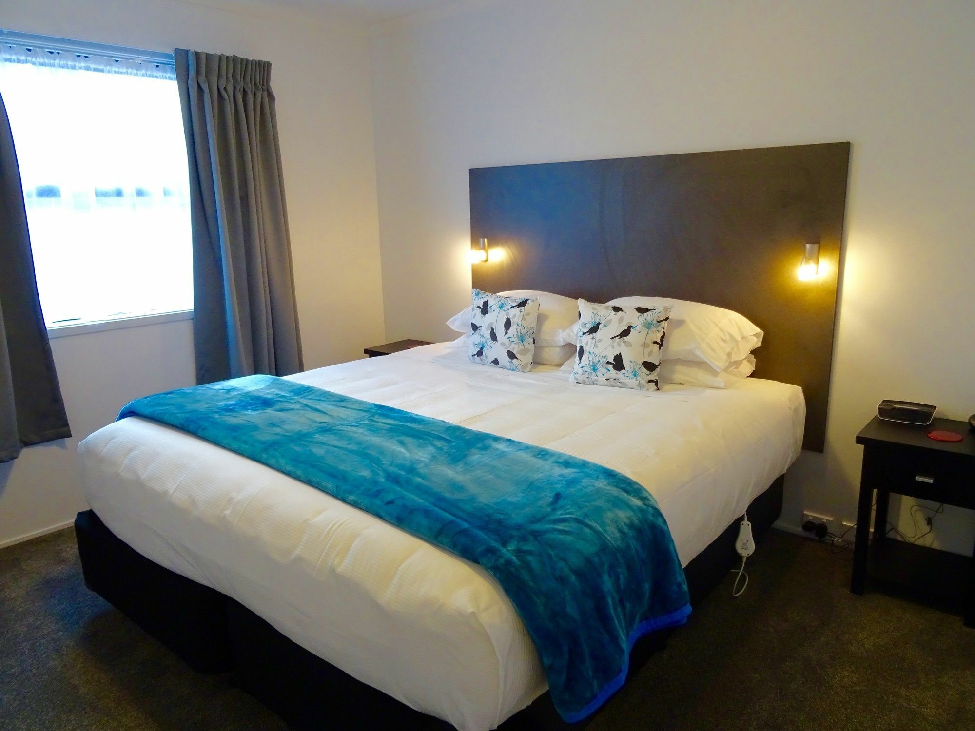 Bks Premier Motel Hamilton Exterior photo A bed in a hotel room