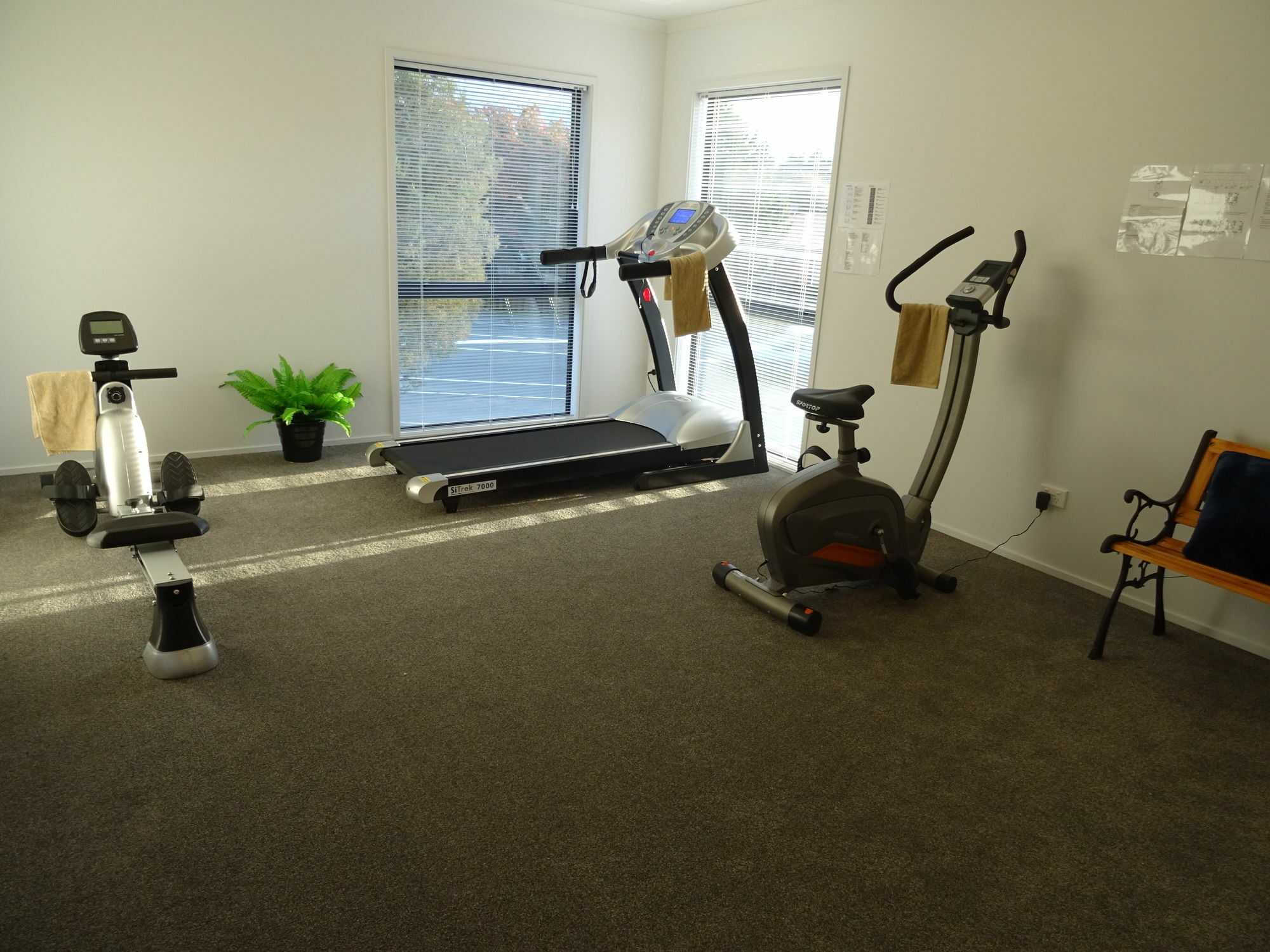 Bks Premier Motel Hamilton Exterior photo A home gym