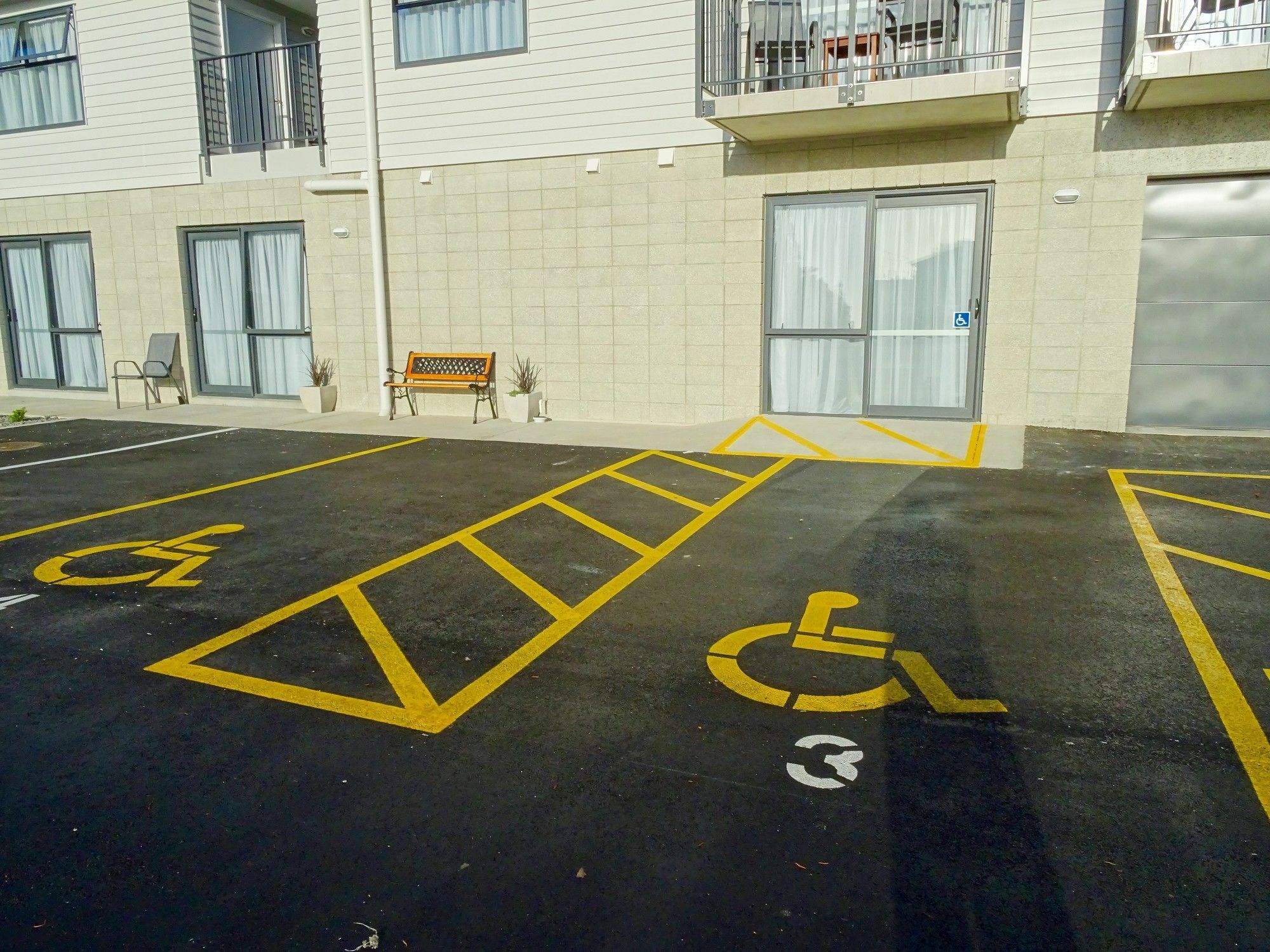 Bks Premier Motel Hamilton Exterior photo Disabled parking space